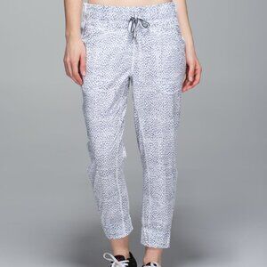 LULULEMON Tear Away Pant - Dottie Dash White Black - Size 6 - VEUC